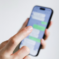 スマホでLINEの友達登録をする画像