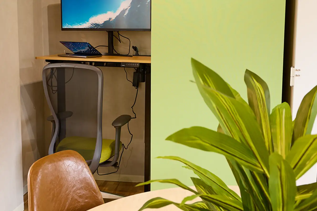 モニターとオフィスチェアの画像